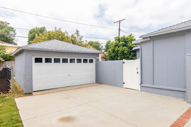 Building Photo - Charming single story home in heart of Reseda
