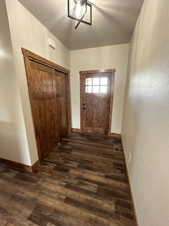 Building Photo - Beautiful Home in Rural Setting