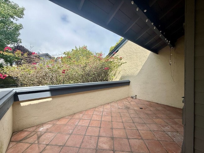 Building Photo - Beautiful 3 bedroom (2 bed + den/office) t...