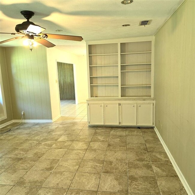 Building Photo - 135 Redbud St