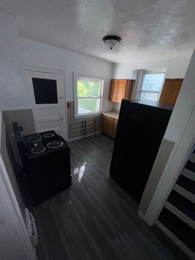 Building Photo - Charming 3-Bedroom Property in Prime Locat...