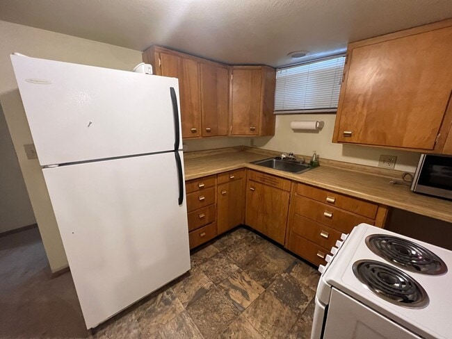 Building Photo - 4 bed 2 bath home centrally located