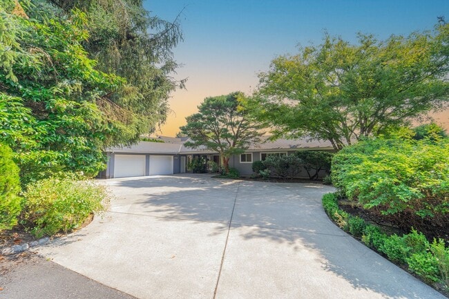 Building Photo - 4-Bedroom Luxury Home for Rent by Portland Golf Club