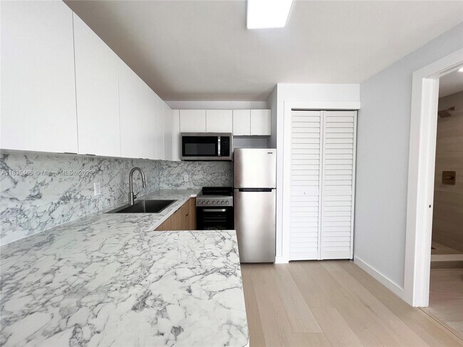 Building Photo - 2555 SW 67th Ave