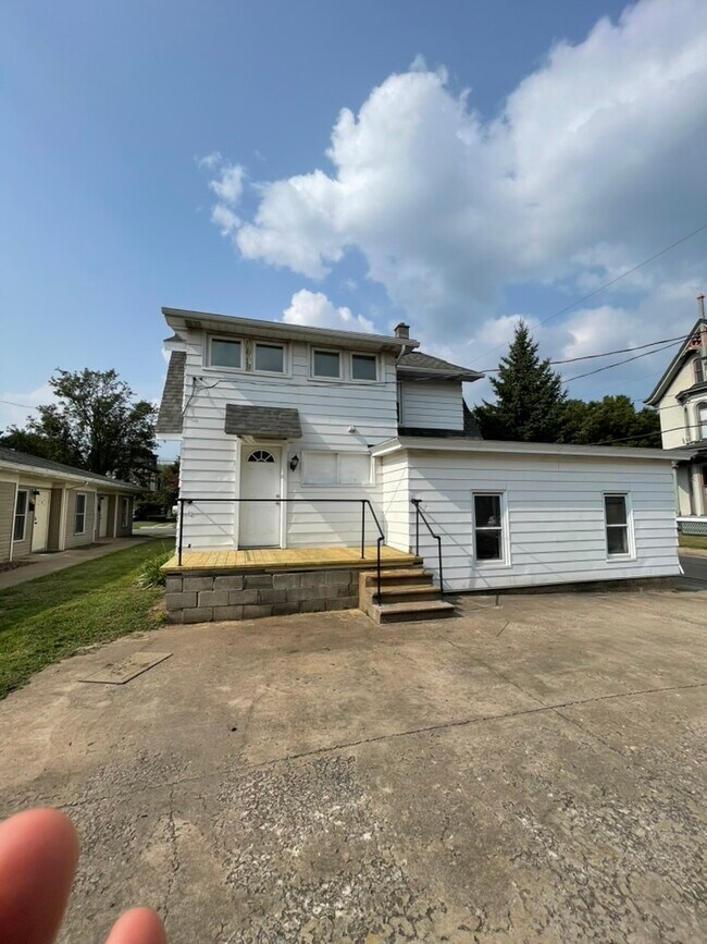 Building Photo - 1101 W 4th St