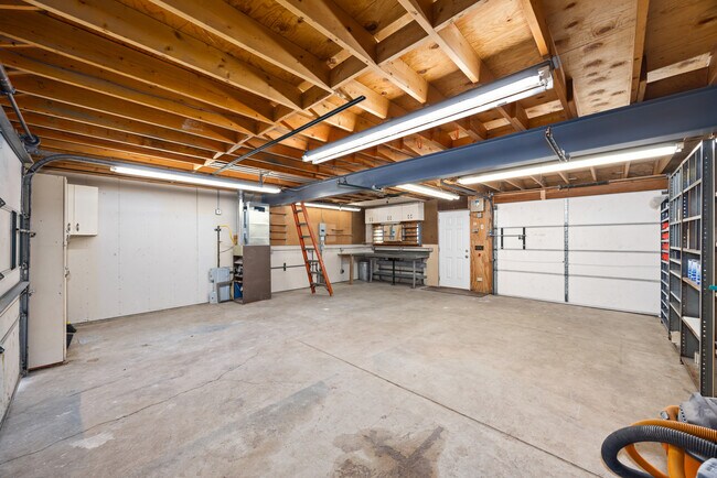 Building Photo - 5632 S Natoma Ave