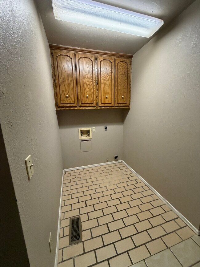 Building Photo - 418 Britton Ct