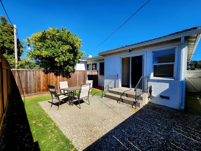 Building Photo - 2 bedroom duplex home