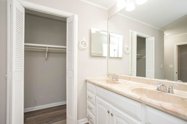 Building Photo - 421 Raintree Dr