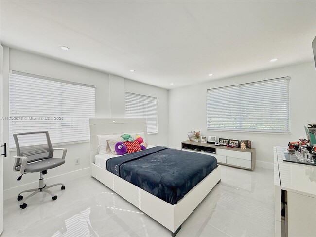 Building Photo - 927 SW 18th Ave