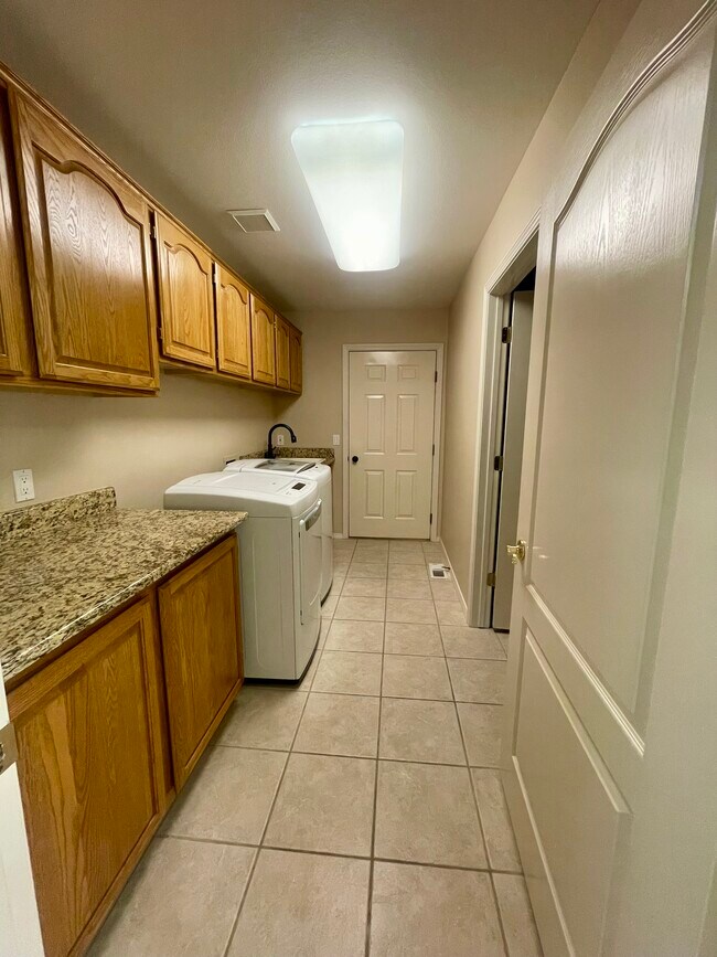 Building Photo - 9094 N Finucane Dr