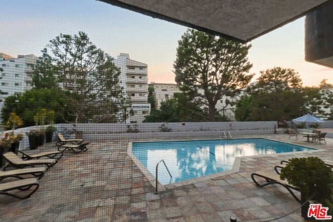 Building Photo - 10982 Roebling Ave