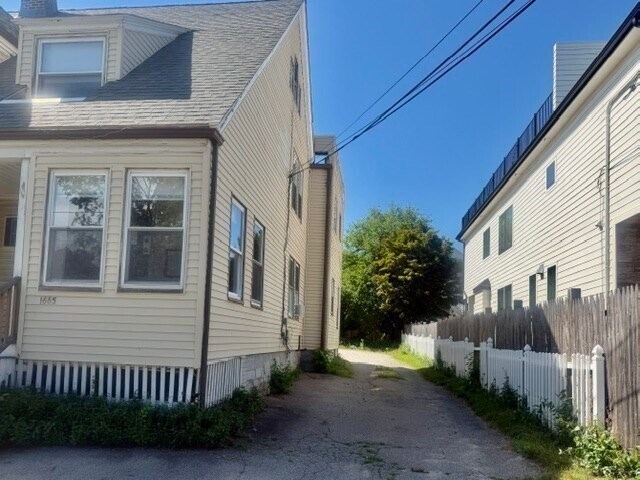Building Photo - 1665 Centre St