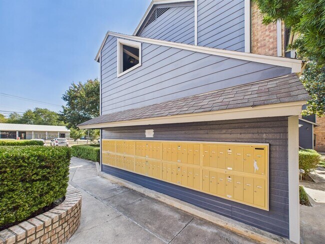 Building Photo - 2500 Burleson Rd