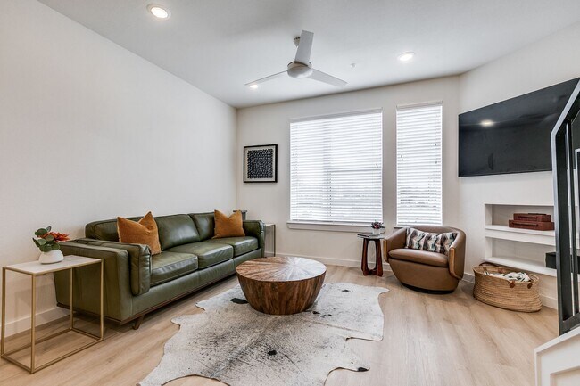 Building Photo - LUXURY 3-BEDROOM TOWNHOUSE AT GRAYSON HOUSE