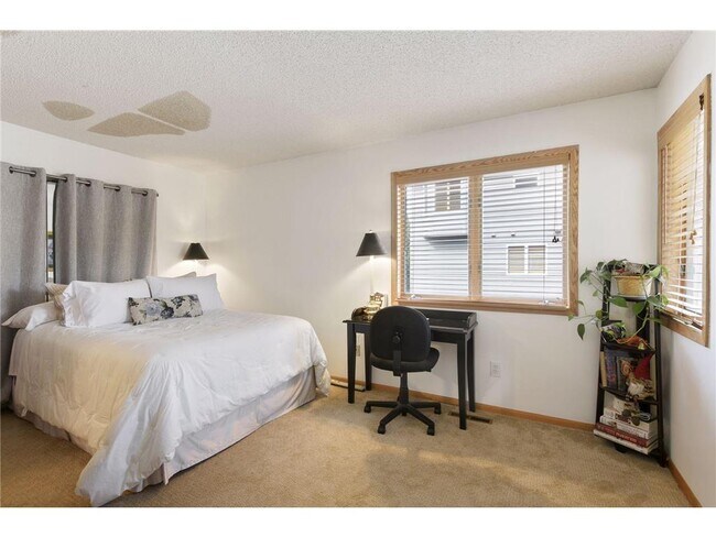 Building Photo - 2858 Kenwood Isles Dr