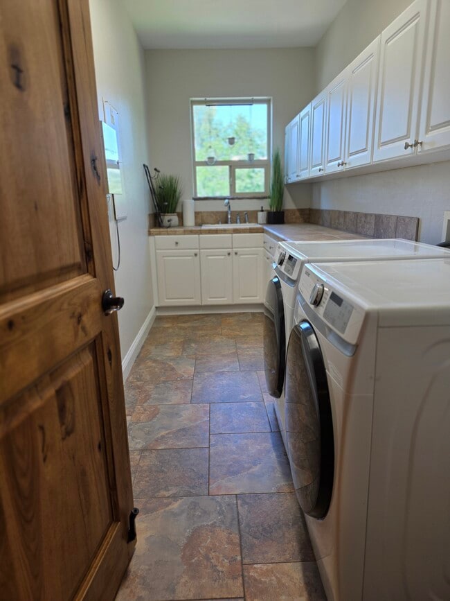 Building Photo - 3209 Silver Fox Dr