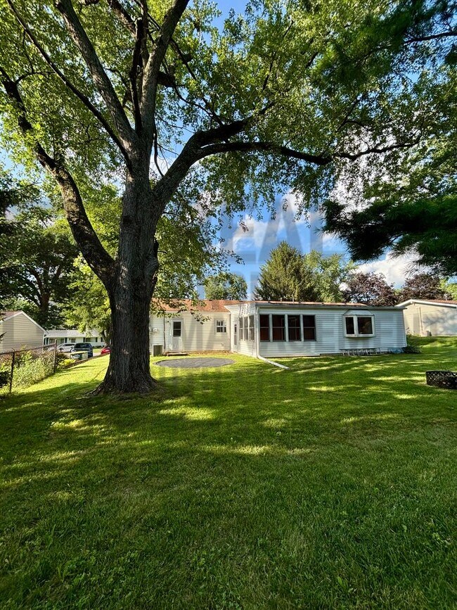 Building Photo - 555 Meadow Ln