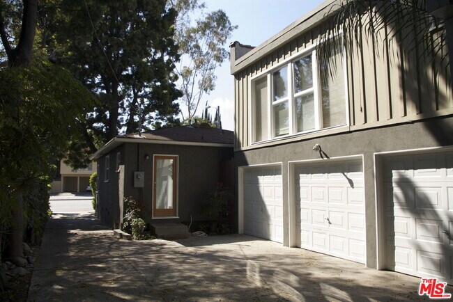Building Photo - 516 N San Vicente Blvd