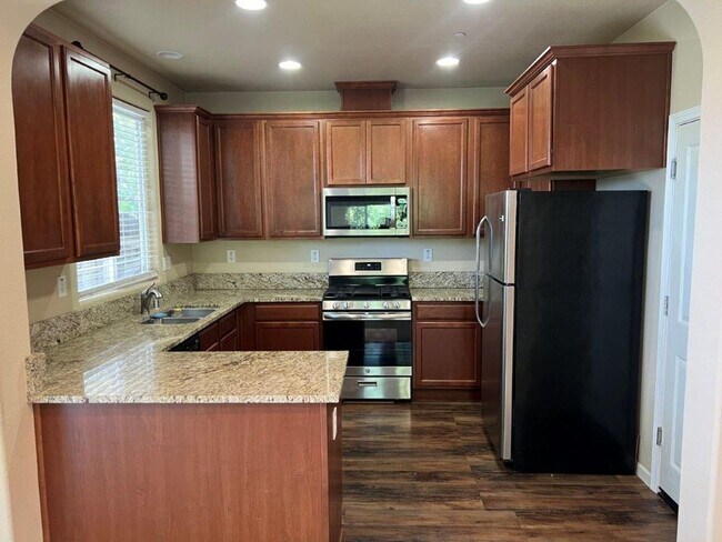 Building Photo - Modern 3 Bedroom 2 Bath 2 Story Vacaville Pets OK *Star Rentals