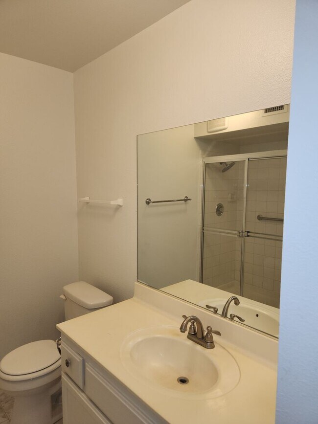 Building Photo - Single-Story 2 Bed, 2 Bath with 2-Car Garage in Gate Community