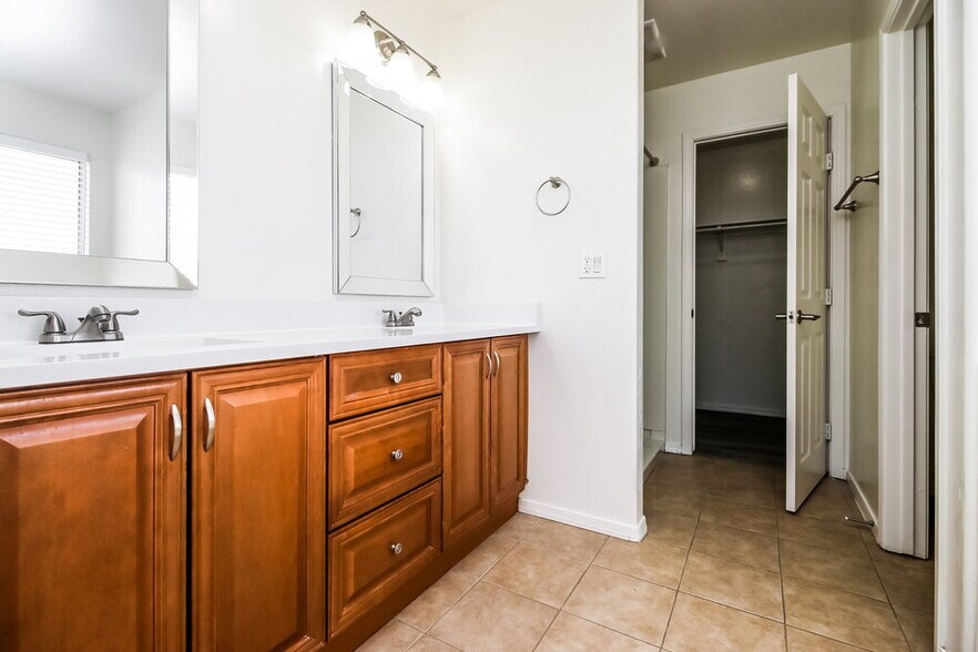Building Photo - 927 E Glenmere Dr
