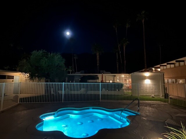 Building Photo - 1111 E Palm Canyon Dr