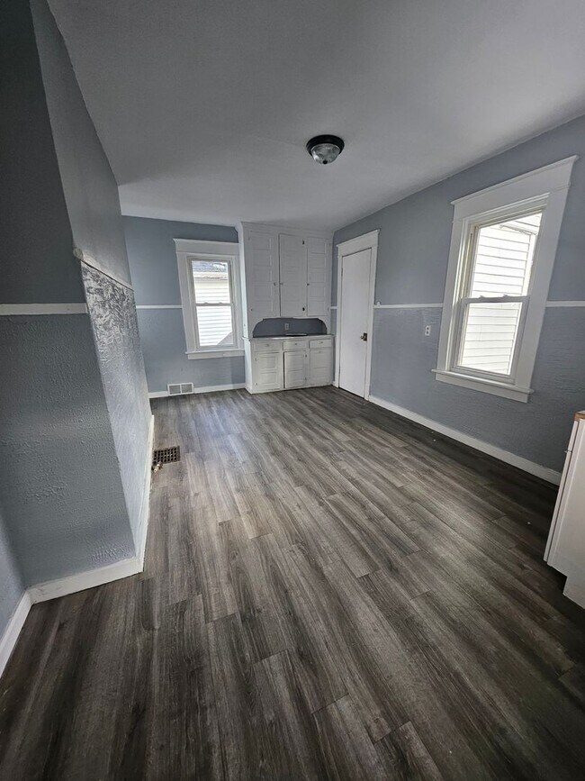 Building Photo - Upper three bedroom on West Side gas included