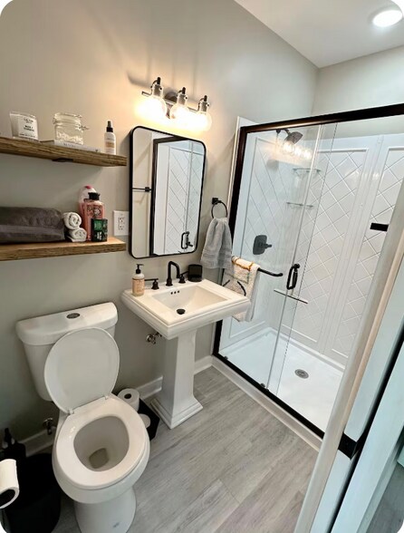 Building Photo - 5920 Rosslyn Ave