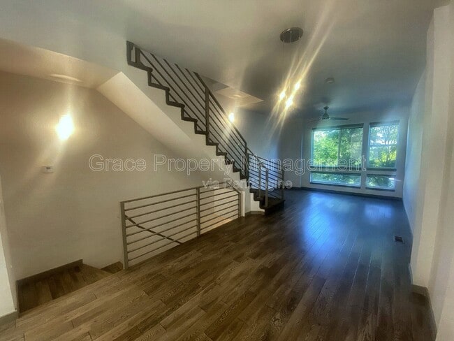 Building Photo - 2200 Tremont Pl