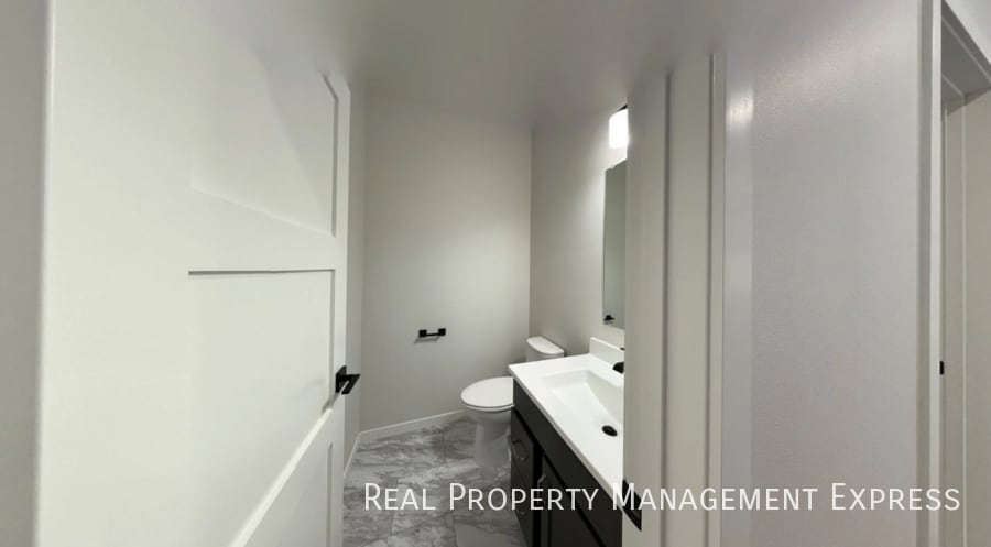 Building Photo - 3 Bedroom 2.5 Bathroom Townhome