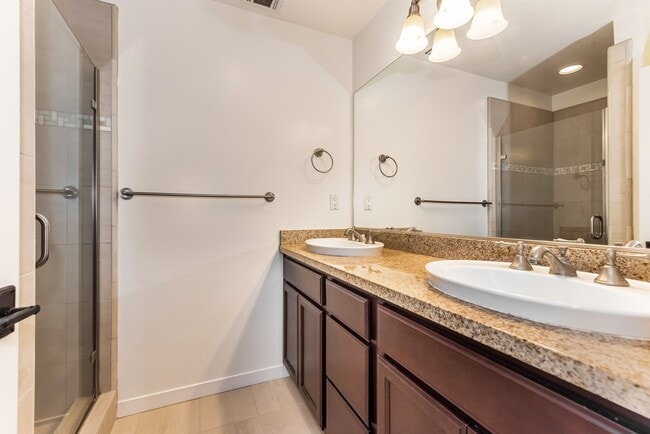 Building Photo - Spacious 3/2.5 Condo w/ Detached 1 Car Garage