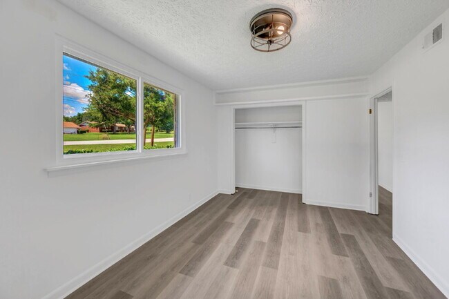 Building Photo - Furnished, remodeled 2BR near Nashville hospitals, all utilities and WiFi included, updated kitch...