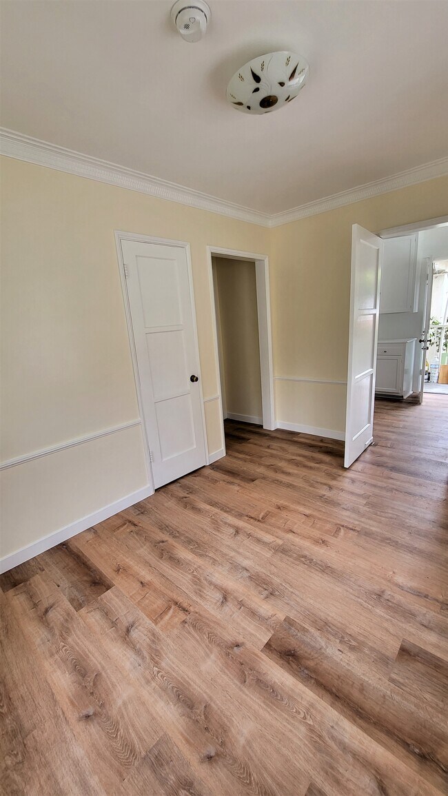 Building Photo - 407 1/2 Veteran