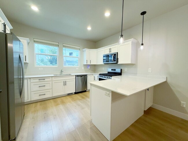 Building Photo - Pet Friendly Townhome in Willow Point – 3 ...
