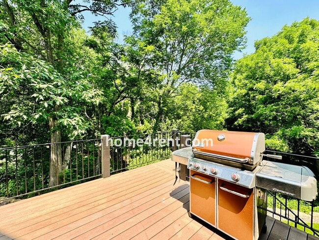 Building Photo - Beautiful Four Bedroom Home in a Quiet Neighborhood w/ an Updated Kitchen, Wood Floors, and a Fin...