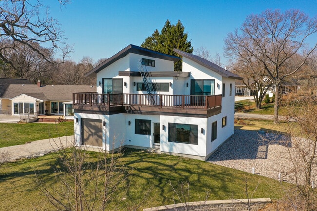 Building Photo - 8609 Lakeshore Dr
