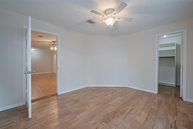 Building Photo - 1372 W Pine Lake Cir