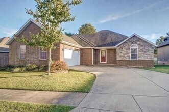 Building Photo - 3 Bedroom with Garage! HOA PAID!