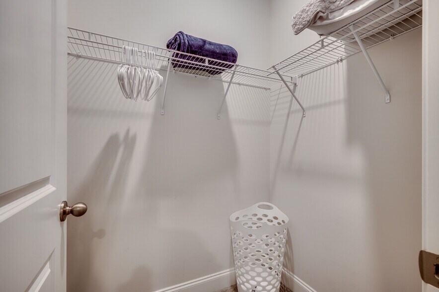Walkin Closets - 487 Waterend Dr