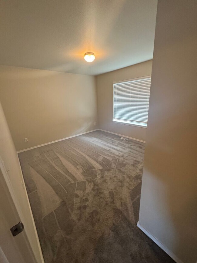 Building Photo - Three Bedroom, 2 Bath Home with New Carpet...