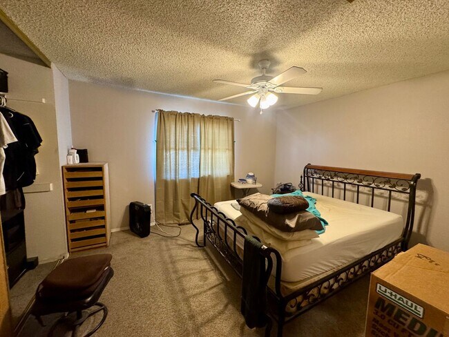 Building Photo - Cozy Townhome on North side with 1 car garage