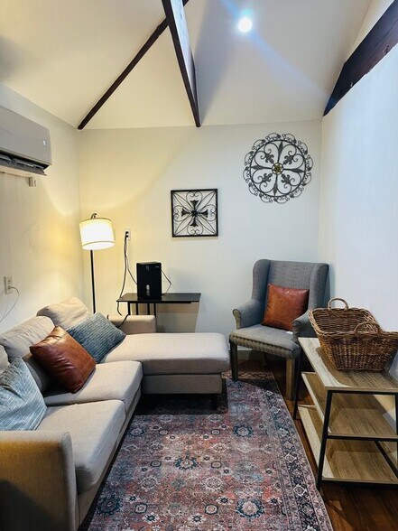 Building Photo - 8507 Wynlea St