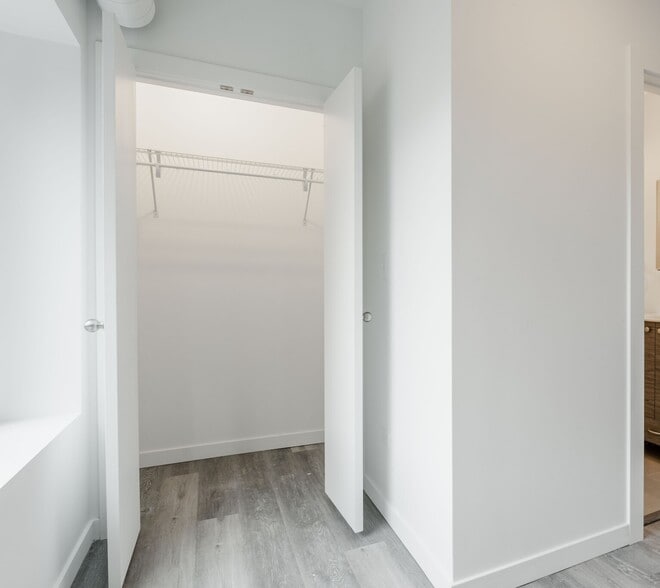 Building Photo - 1712 W Glenlake Ave