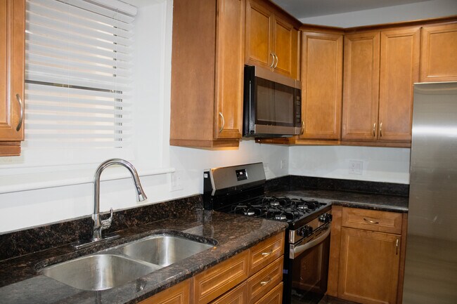 Building Photo - 2007 W Fargo Ave