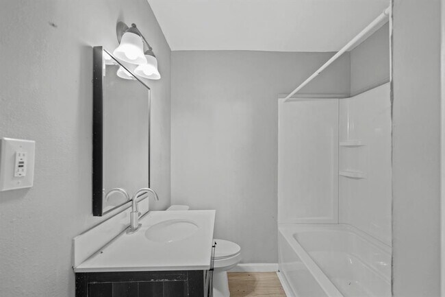 Building Photo - 706 W 12th St