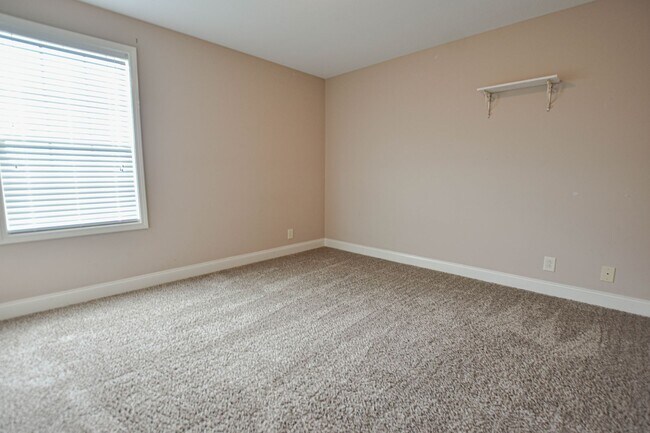 Building Photo - Pet Friendly Four Bedroom!