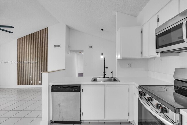 Building Photo - 3065 N Oakland Forest Dr