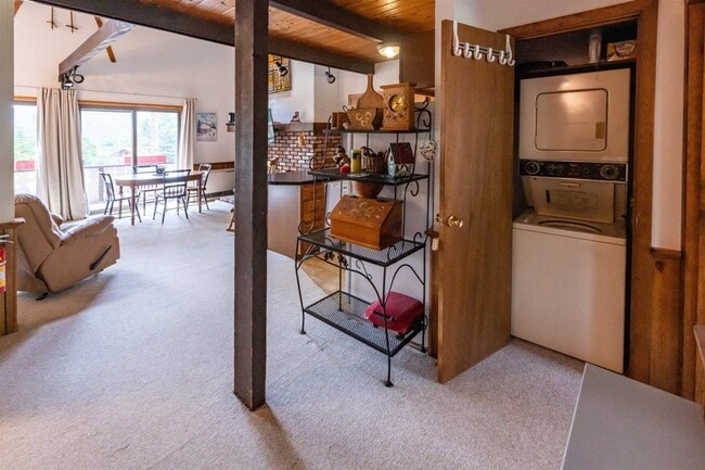 Building Photo - 18 Bunker Ln