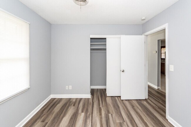 Building Photo - 107 Greenhurst Ave